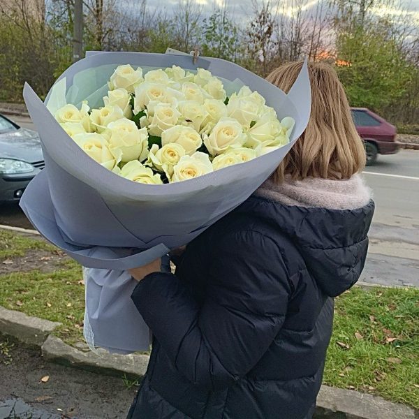 Букет із 33 білих троянд