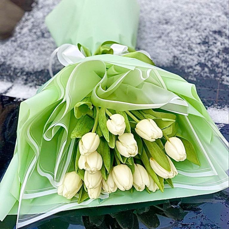 Букет із 15 білих тюльпанів