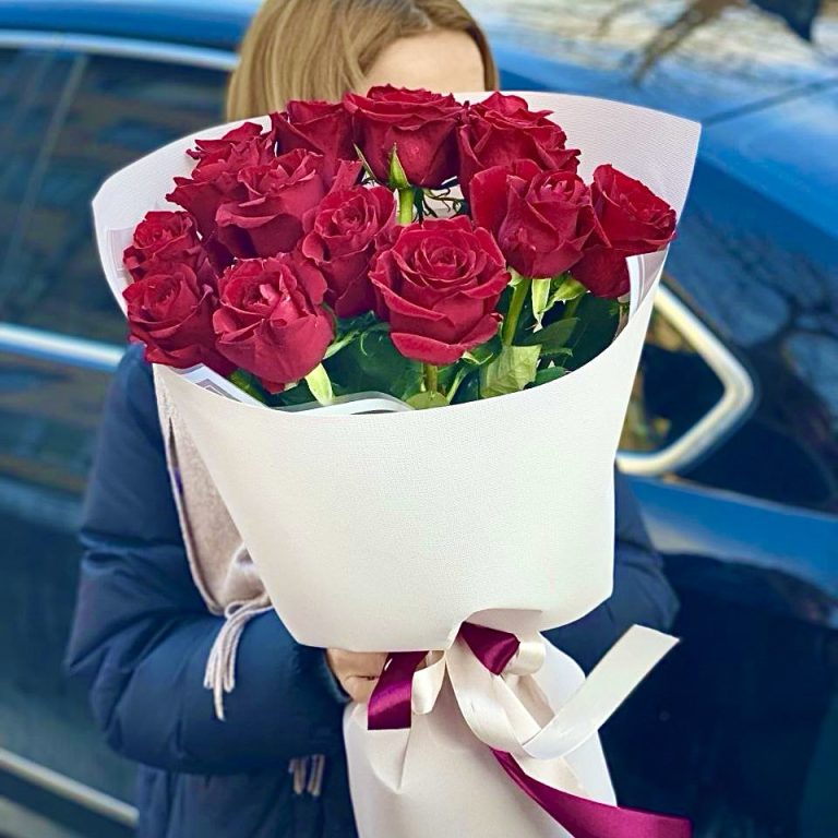Букет із 15 червоних троянд Ever red