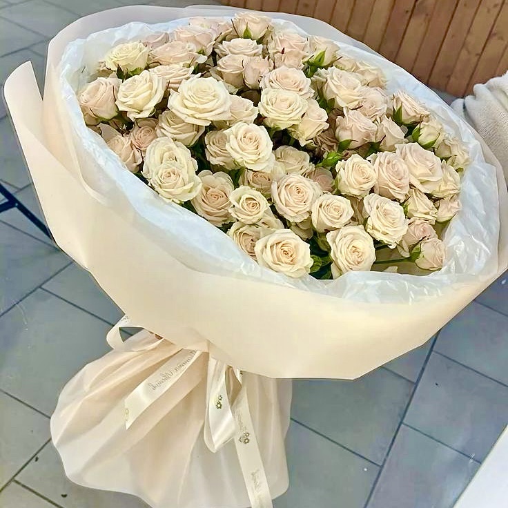 Букет із 25 кущових кремових троянд