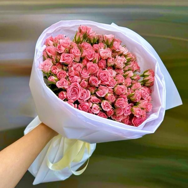 Букет із 15 гілок рожевої кущової троянди Odilia