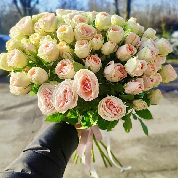 Букет із 15 гілок кущової троянди Крісті