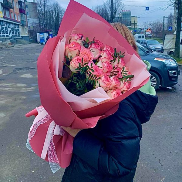 Букет із 15 рожевих троянд Джумілія