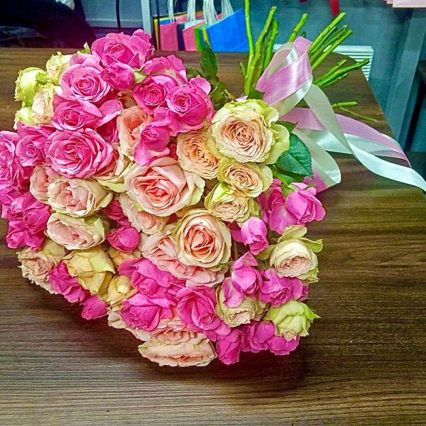 зображення_viber_2025-01-17_14-50-17-477 Букет із 19 різнокольорових кущових троянд