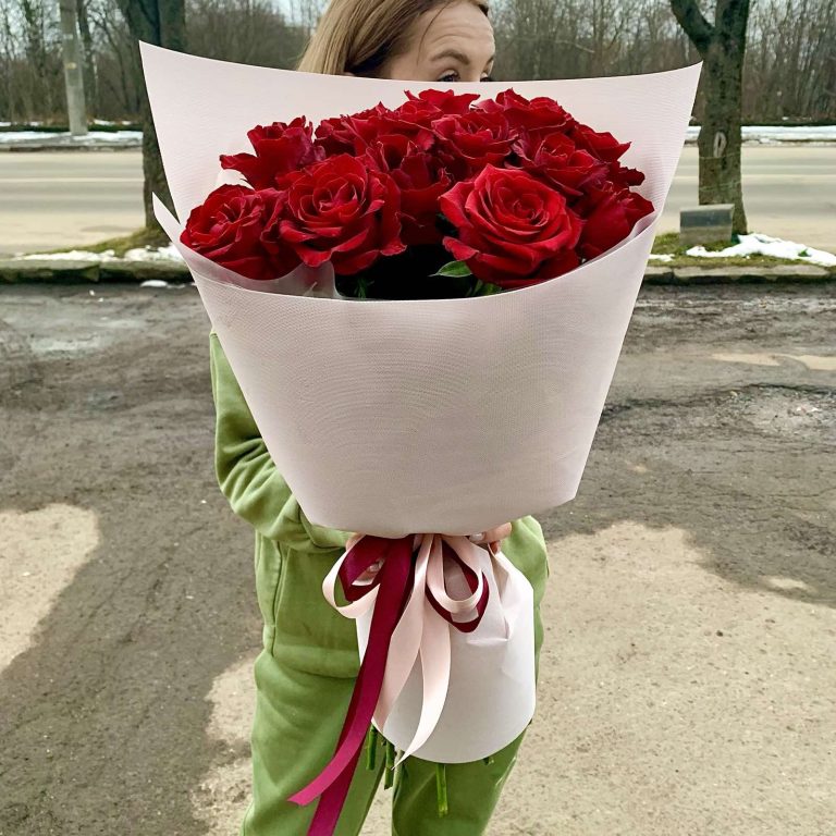 Букет із 15 червоних троянд Madam red