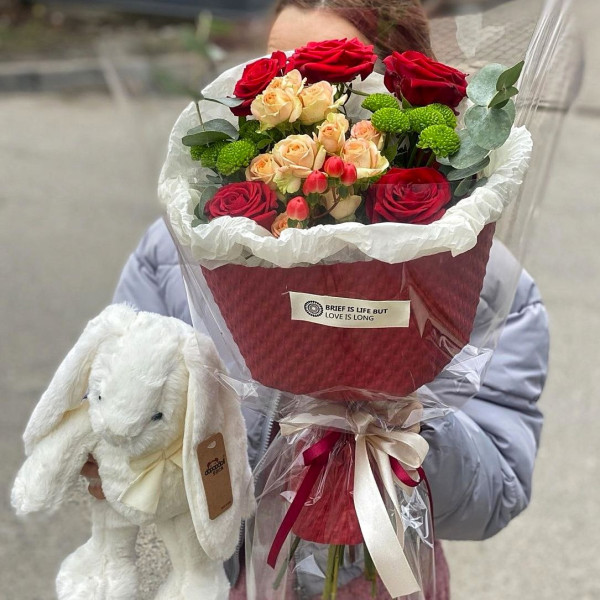 Букет з квітів "Міленіум" з зайчиком