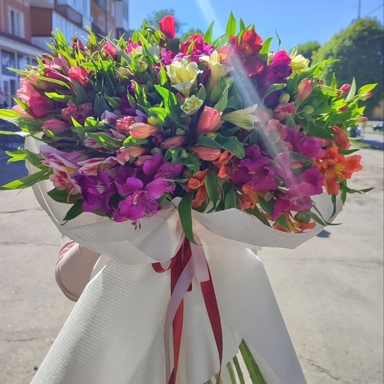 Букет із 45 гілок альстромерії