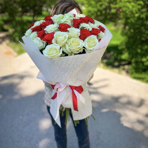 зображення_viber_2025-05-01_14-29-54-479 Букет із 35 білої та червоної троянди