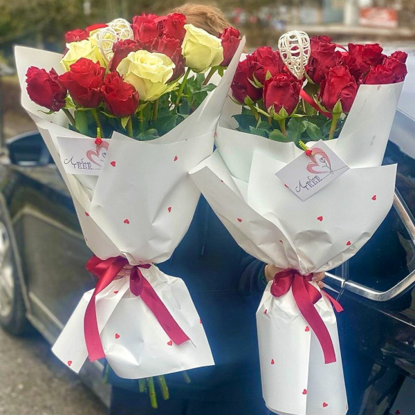 Букети із 15 червоних троянд