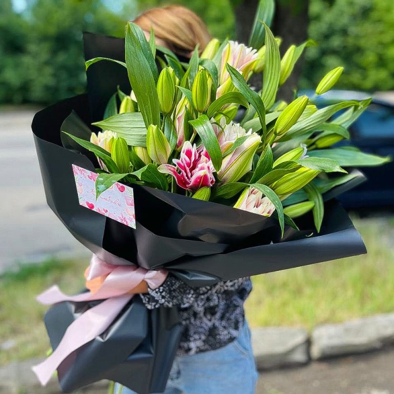 Букет із рожевих лілій