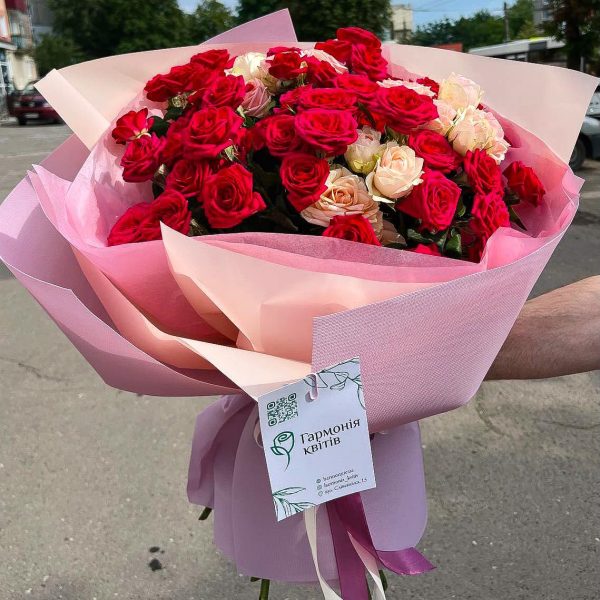 зображення_viber_2025-07-31_16-28-57-878 Букет із червоно-кремової кущової троянди