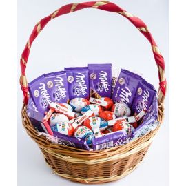 Корзина із кіндерів та солодощів Milka