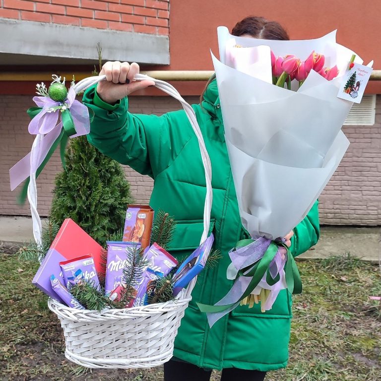 Подарунковий набір із корзини солодощів та букету з тюльпанів