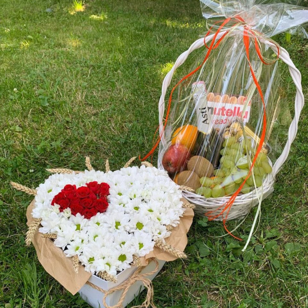Подарунковий набір: коробка маргариток, ромашок та корзина фруктів