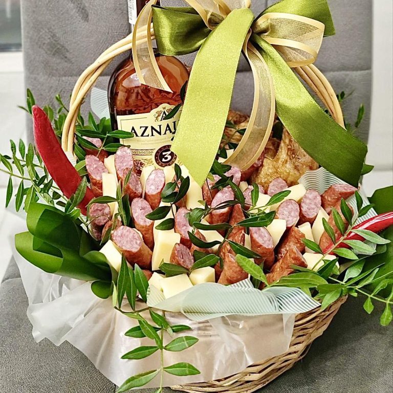 М'ясна корзина із коньяком