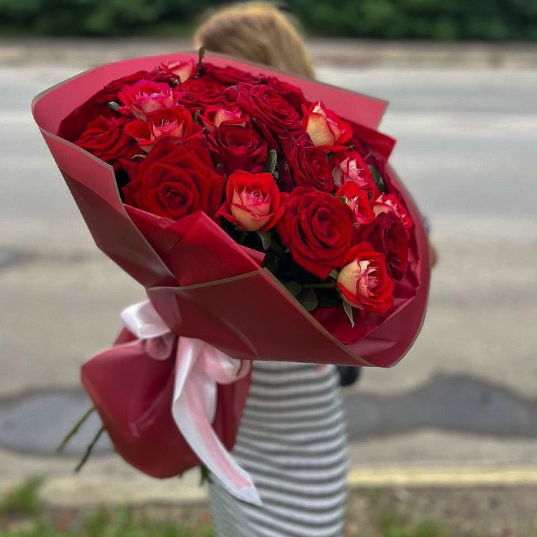 Букет із 25 червоних троянд